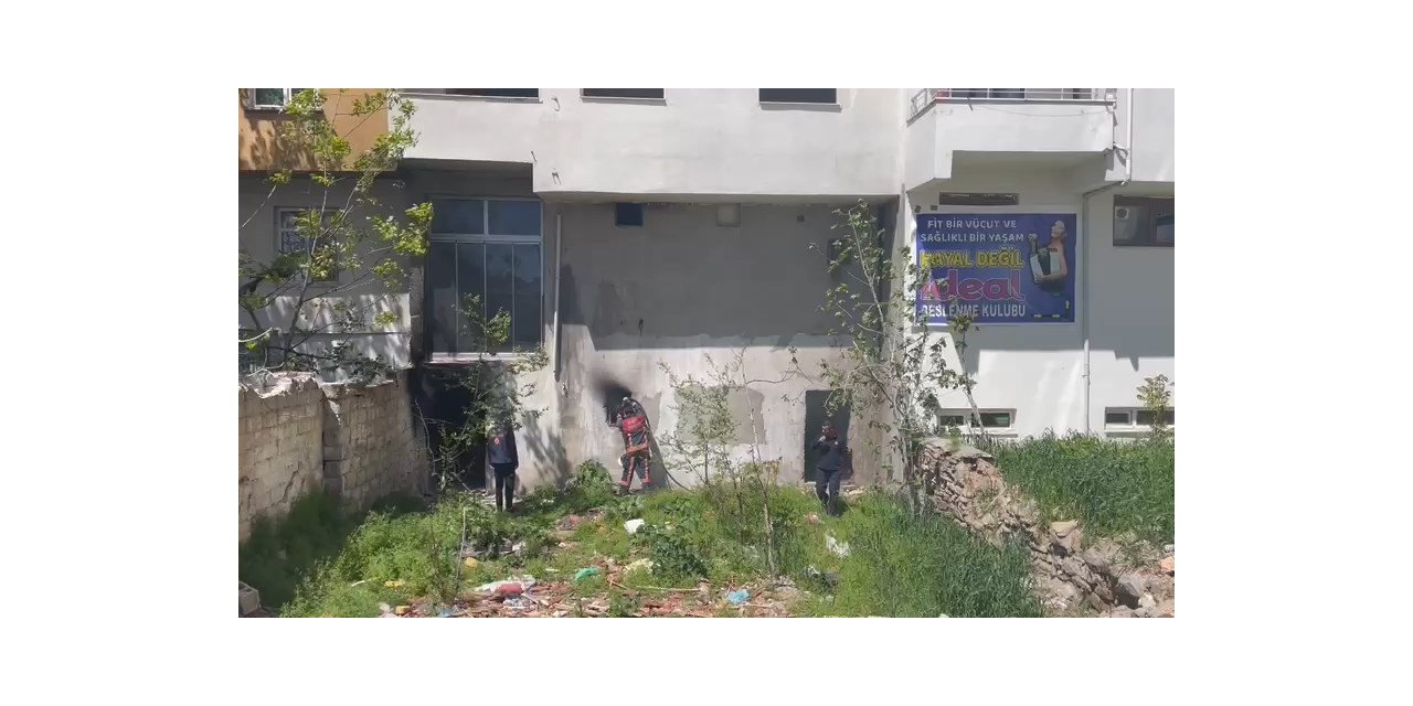 Elazığ’da metruk binanın bodrum katında yangın