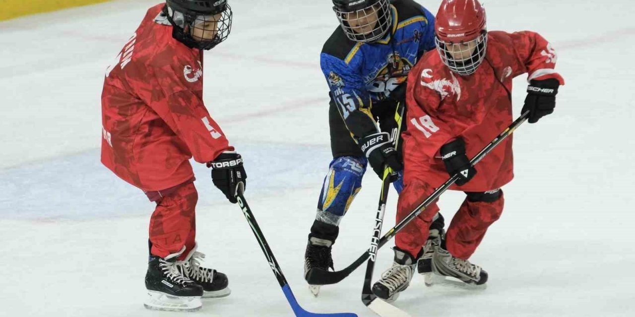 Antalyaspor Buz Hokeyi Takımı, piste çıktı