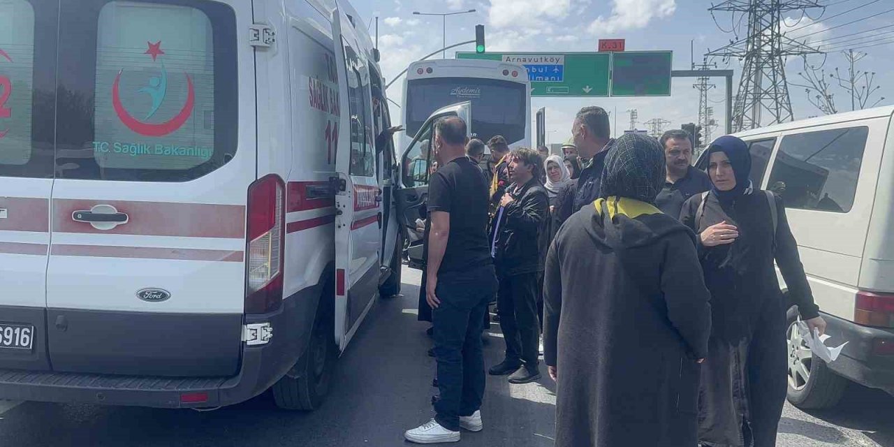 Arnavutköy’de servis aracı kazaya karıştı: 9 yaralı