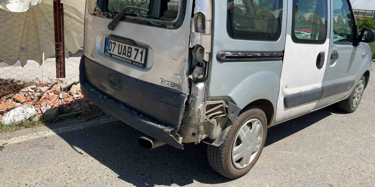 Gazipaşa’da hafif ticari araçla motosiklet çarpıştı: 1 yaralı