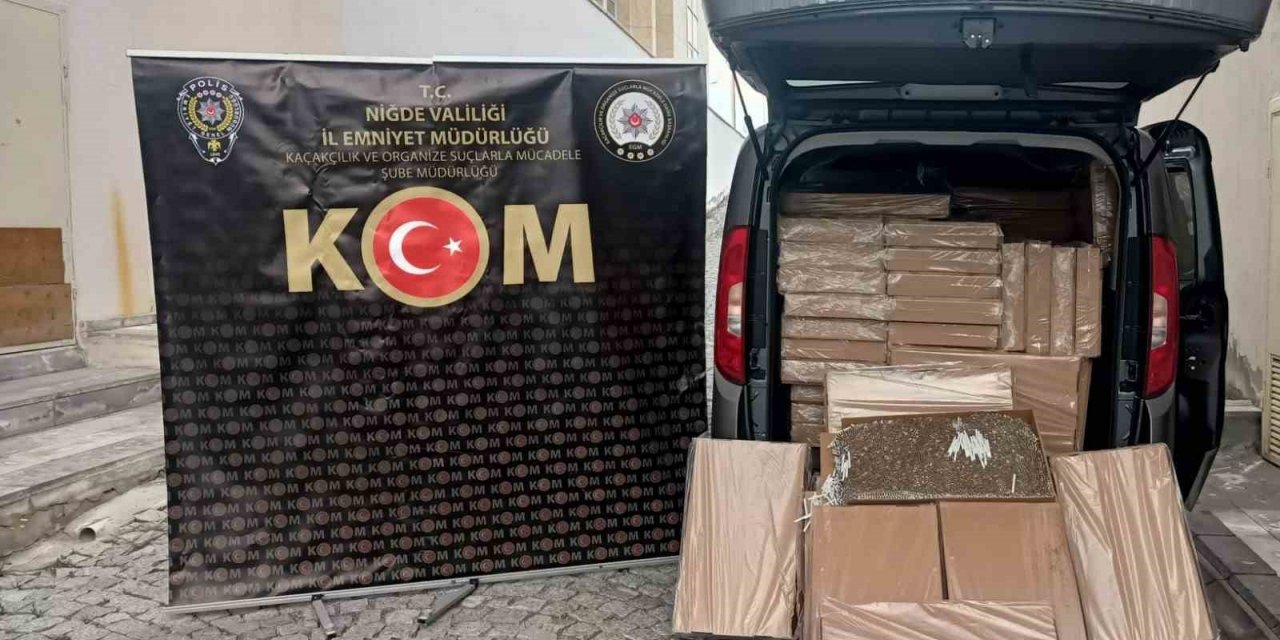 Polis ekipleri ticari araç içerisinde 375 bin dolu makaron ele geçirdi