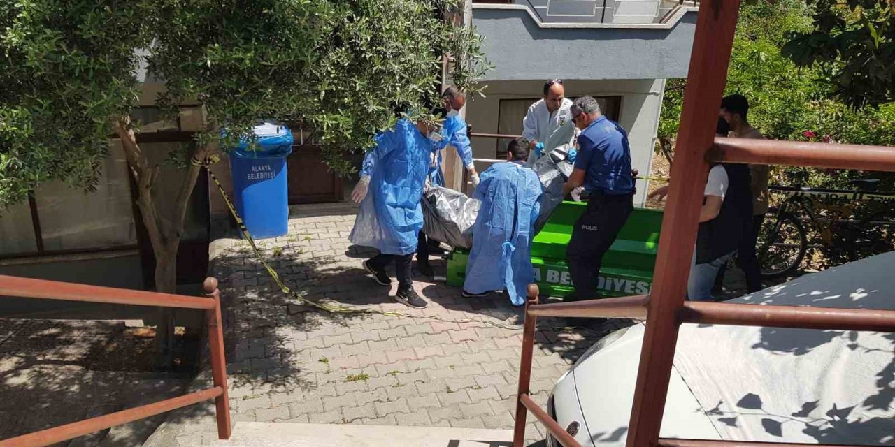 2 gündür haber alınamayan kadının boğazından bıçaklanmış cesedi, elbise dolabından çıktı