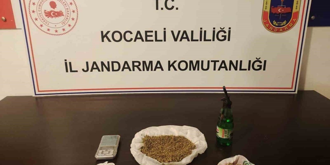 Araçlarında uyuşturucu bulunan 3 şüpheliye gözaltı