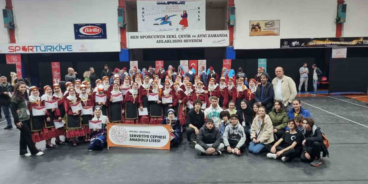 İlk kez katıldıkları halk oyunları yarışmalarında tarih yazdılar