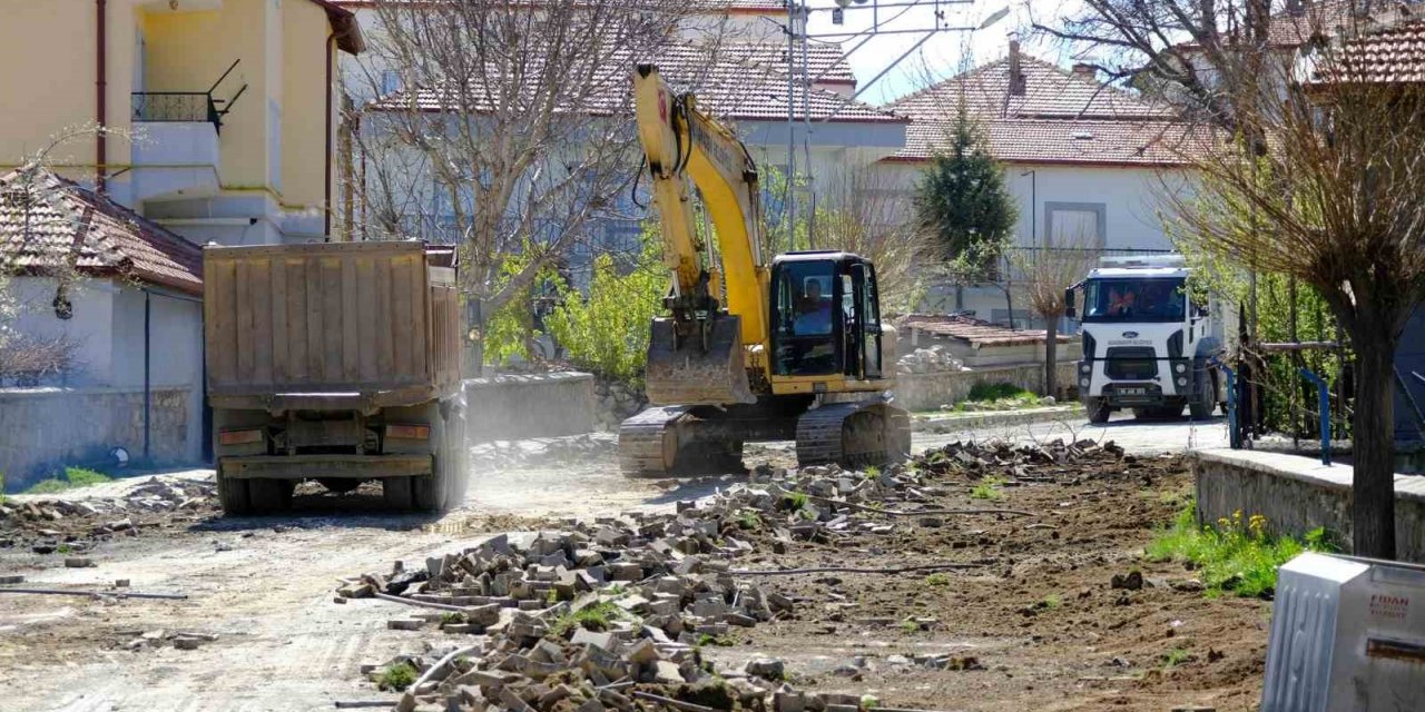 Akdağmadeni’nde yol yenileme çalışması sürüyor