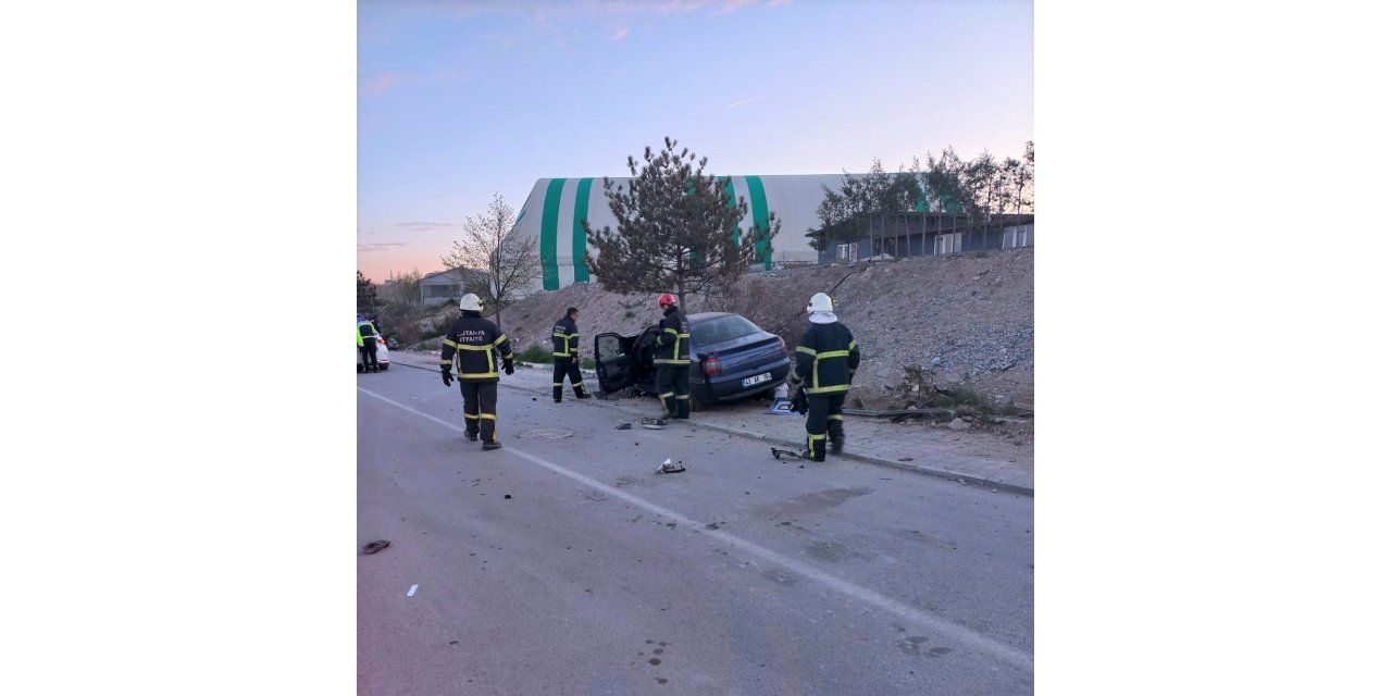 Kütahya’da otomobil yol kenarındaki ağaca çarptı: 1 yaralı