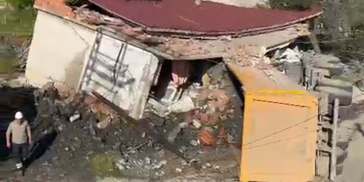 Freni patlayan taş yüklü kamyon evi yıktı