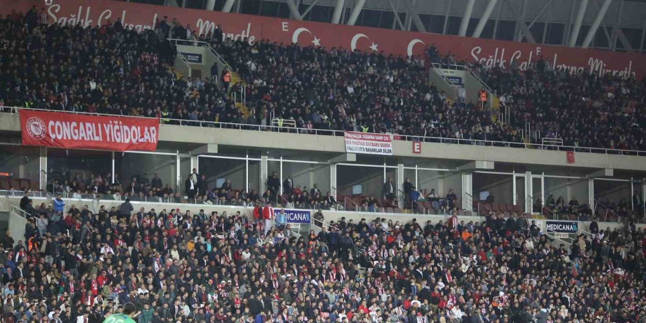 Sivassporlu taraftarlar stadyumun büyük bölümünü doldurdu