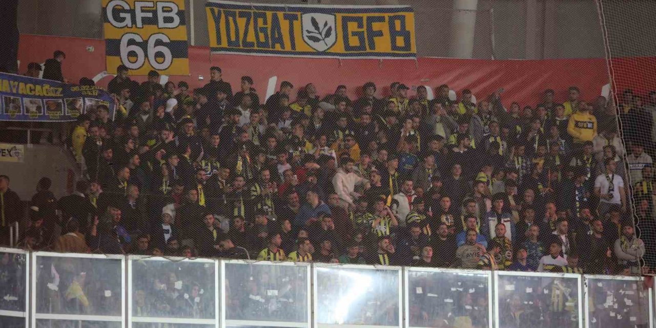 Fenerbahçeli taraftarlar deplasman tribününü doldurdu