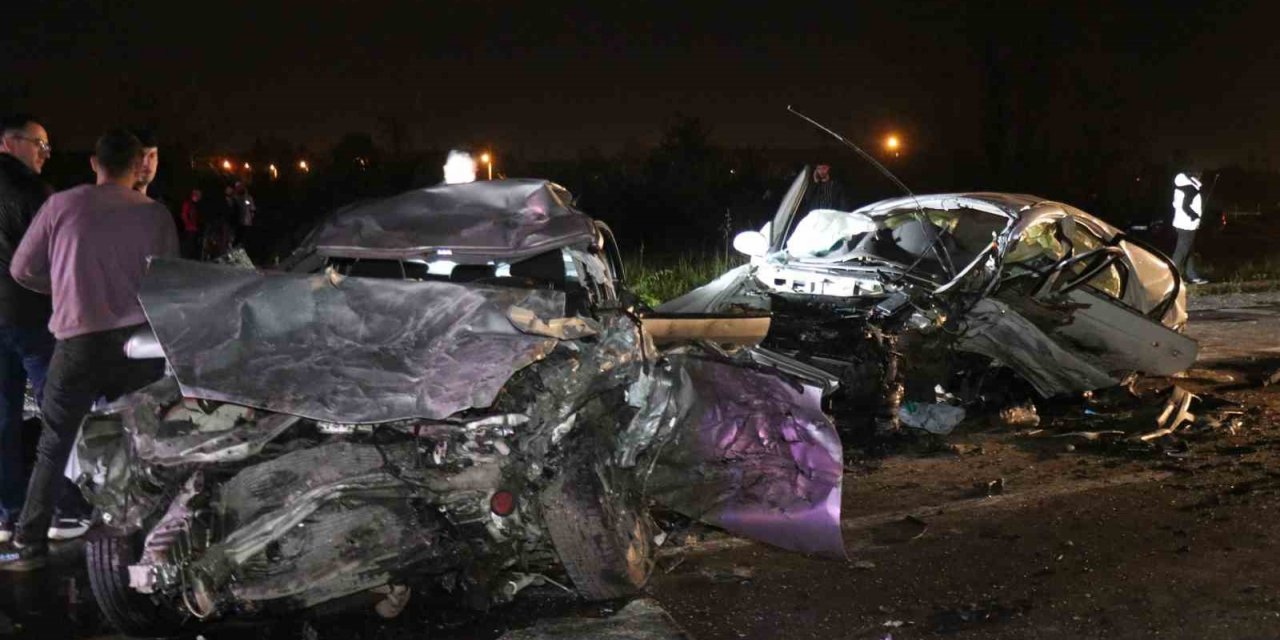 Kontrolden çıkan otomobil, karşı yönden gelen otomobile çarptı: 1 ölü, 4 yaralı