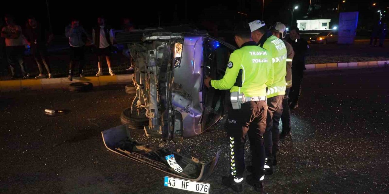 Balıkesir’de elektrik direğine çarparak takla atan minibüsteki 3 kişi yaralandı