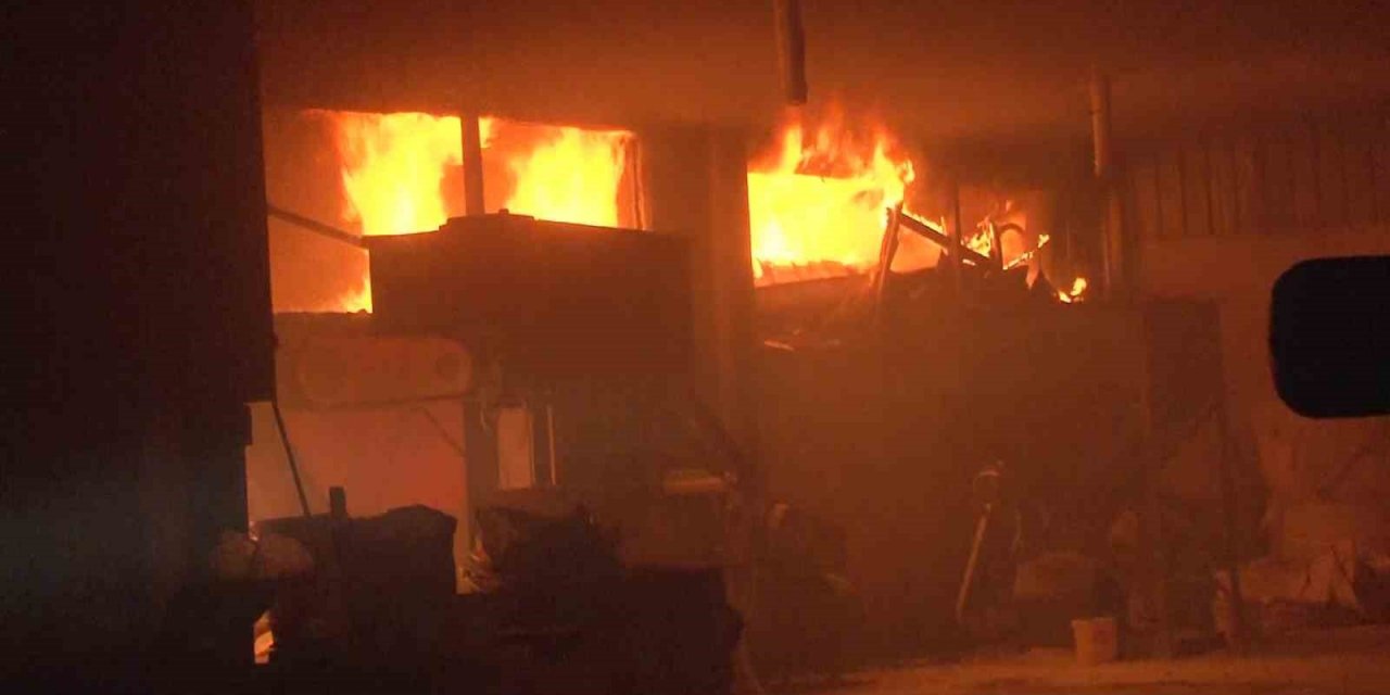Kartal’da mobilya atölyesi alev alev yandı
