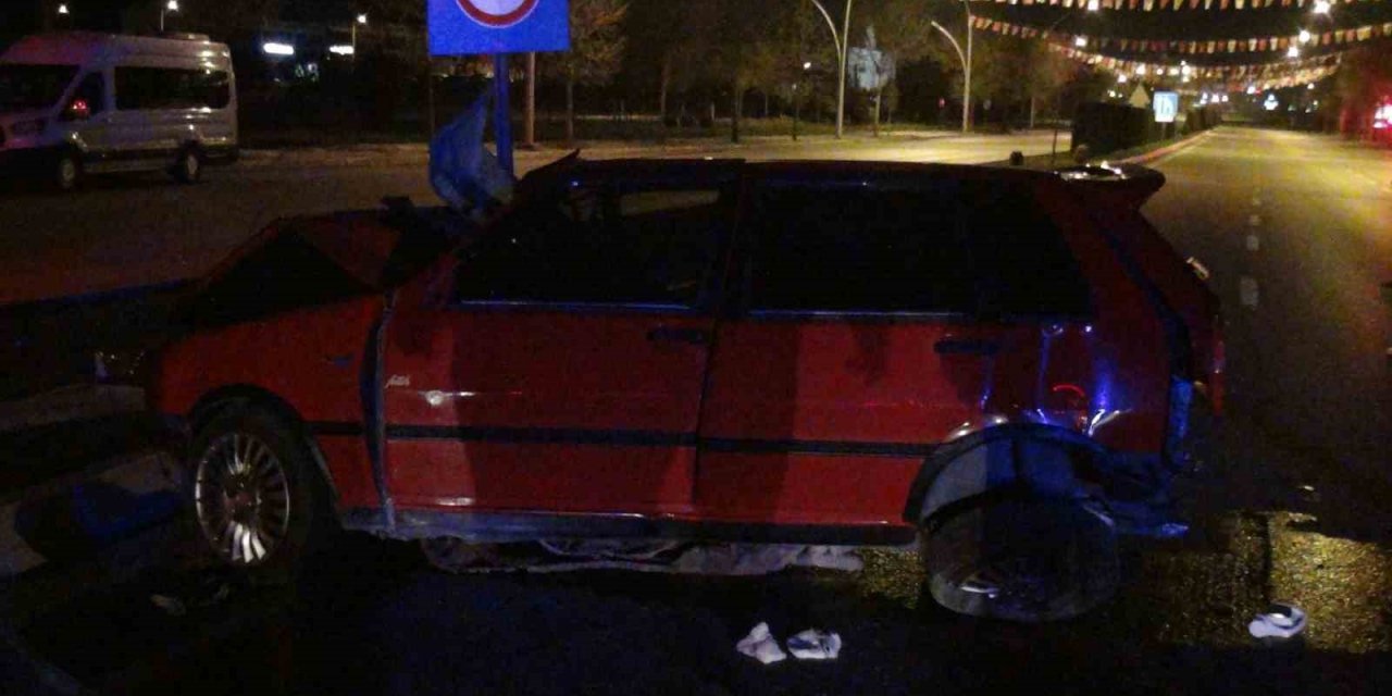 Hafif ticari araç ile otomobil çarpıştı: 2’si ağır 3 yaralı