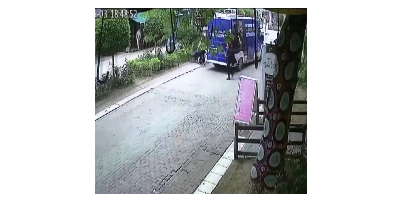 Balıkesir’de AK Parti seçim aracına saldırı