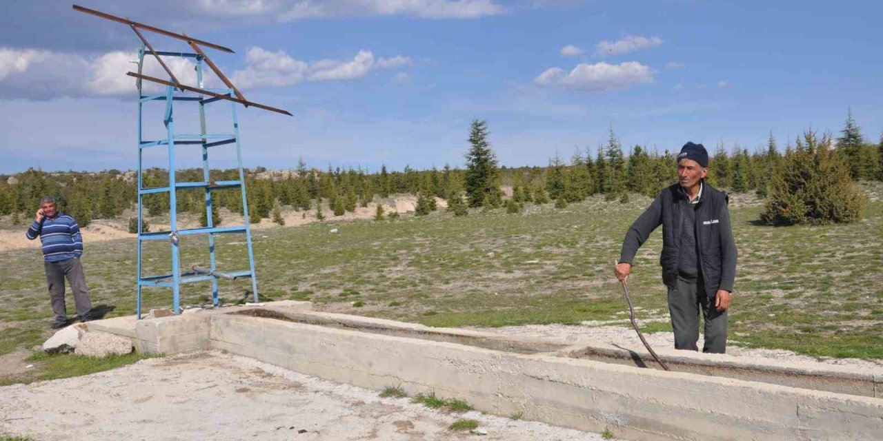 Köylülerin imece usulü aldığı güneş enerjisi paneli ve su motorunu çaldılar