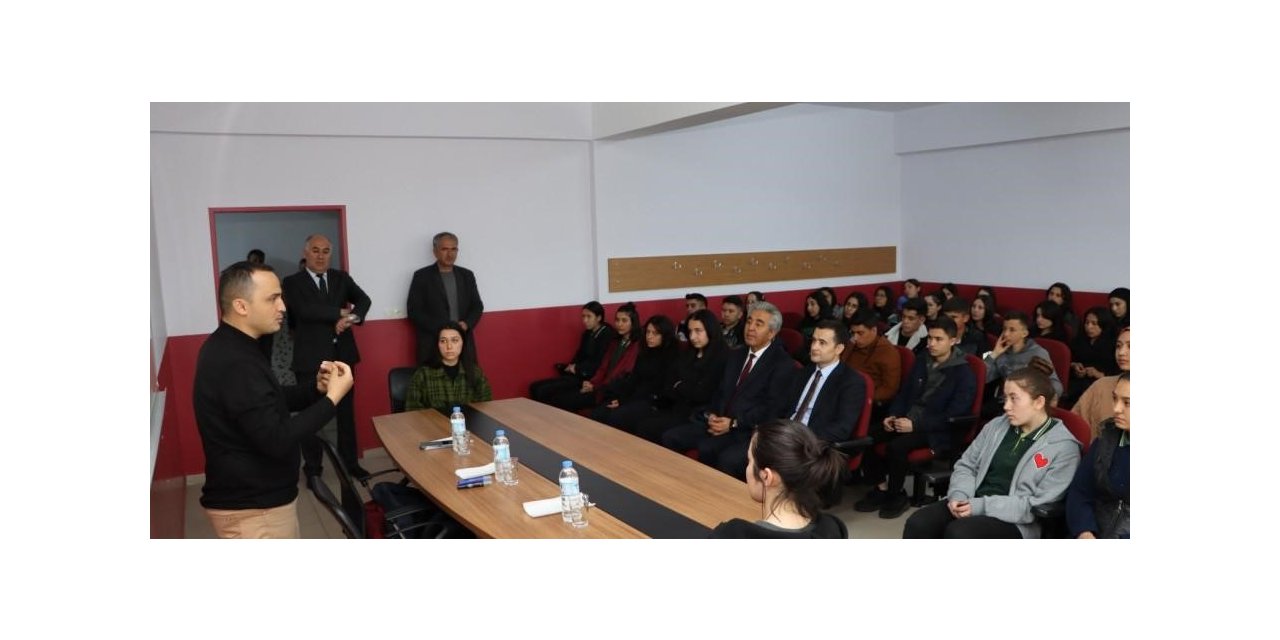 Emirdağ’da ‘Gençlik Okulu’ semineri yoğun ilgi gördü