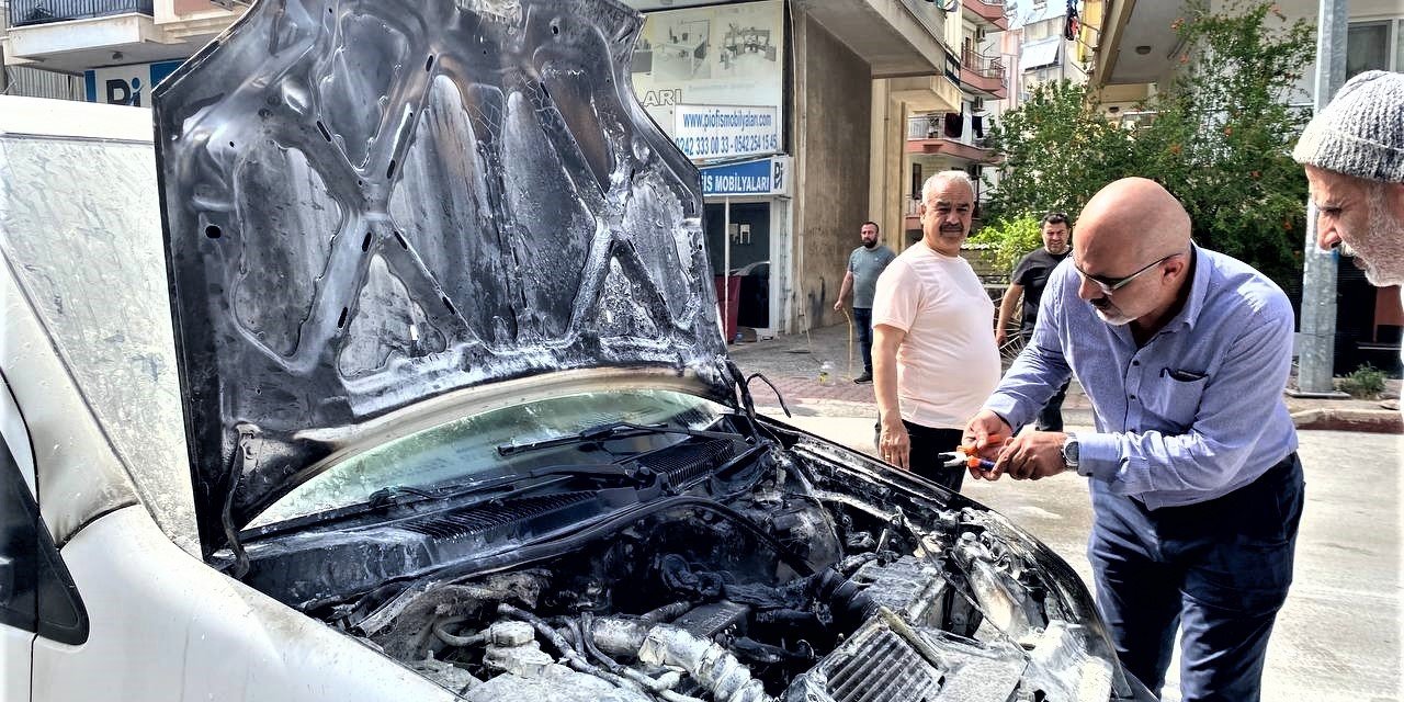 Emanet aldığı araç yandı, yardımına çeşme hortumu ile vatandaşlar koştu