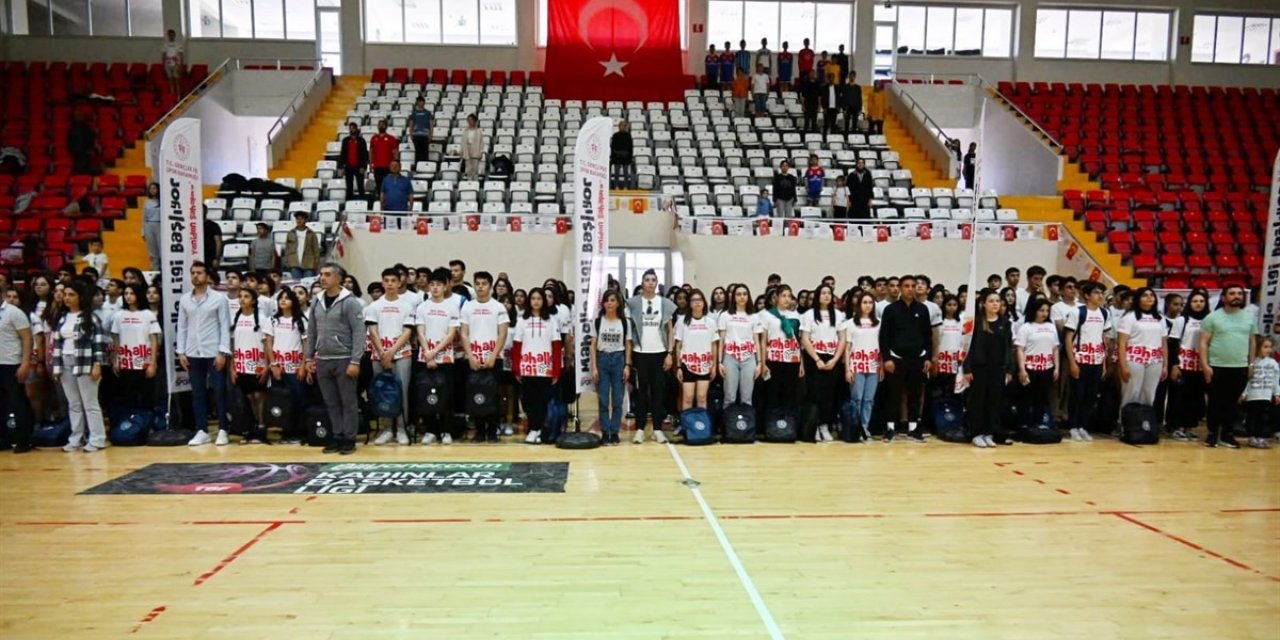 Osmaniye’de, 96 spor kulübüne nakdi yardım ve malzeme dağıtımı yapıldı