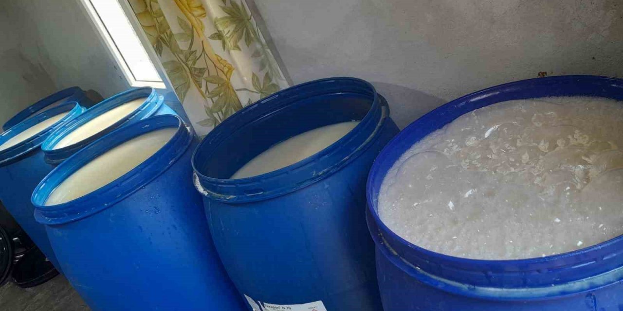 Banyo ve tuvalette üretilen 3 bin 390 litre sahte içki ele geçirildi