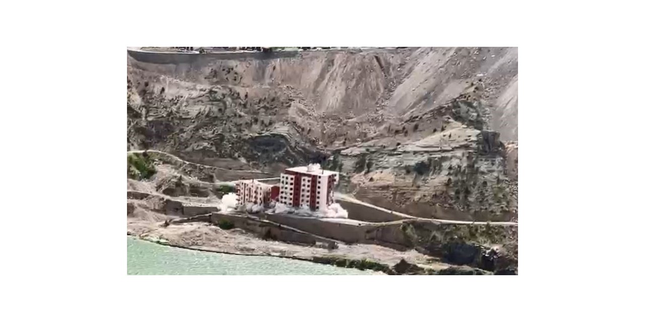 Yusufeli eski ilçe merkezindeki son bina da yıkıldı