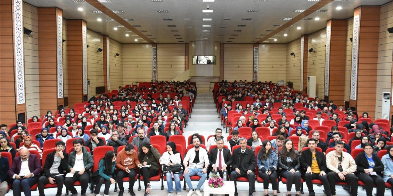 Kişisel Gelişim Uzmanı İpek, öğrencilerle buluştu