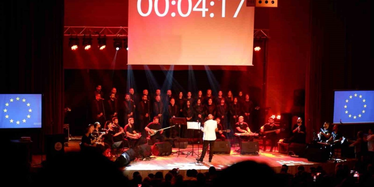 Depremde 7 üyesini kaybeden Antakya Medeniyetler Korosu hem ağladı hem ağlattı