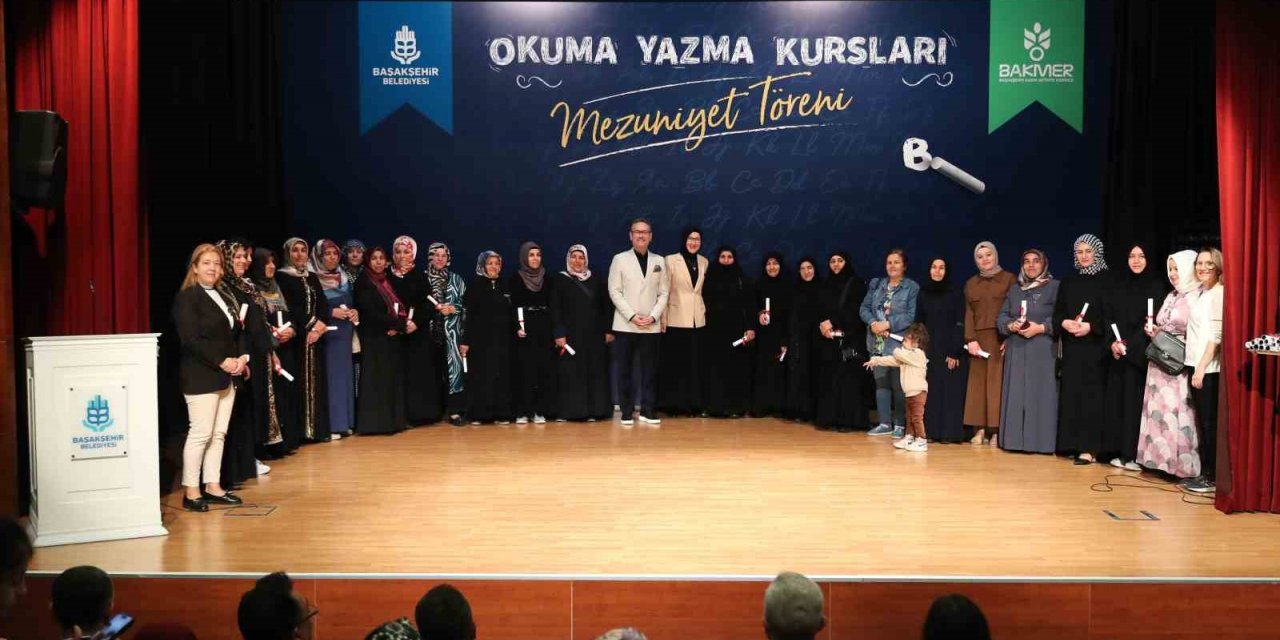 Okuma yazma öğrenen Başakşehirli kadınlar sertifikalarını aldı