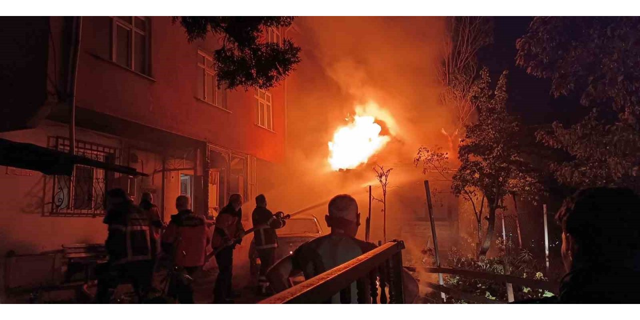 Annesini hastaneye götürmek için emanet aldığı araç alev topuna döndü