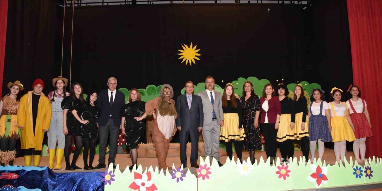 Çan Karşıyaka Hacı Fatma Bodur Mesleki ve Teknik Anadolu Lisesi’nden tiyatro gösterisi