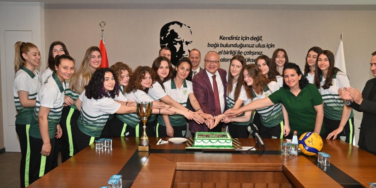 Başkan Ergün, şampiyon olan voleybolcularla buluştu