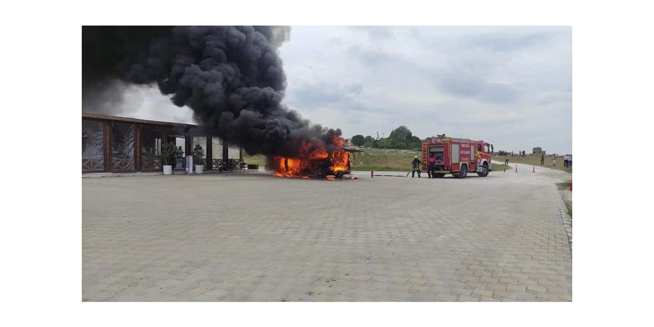 Alev alan minibüs demir yığınına döndü