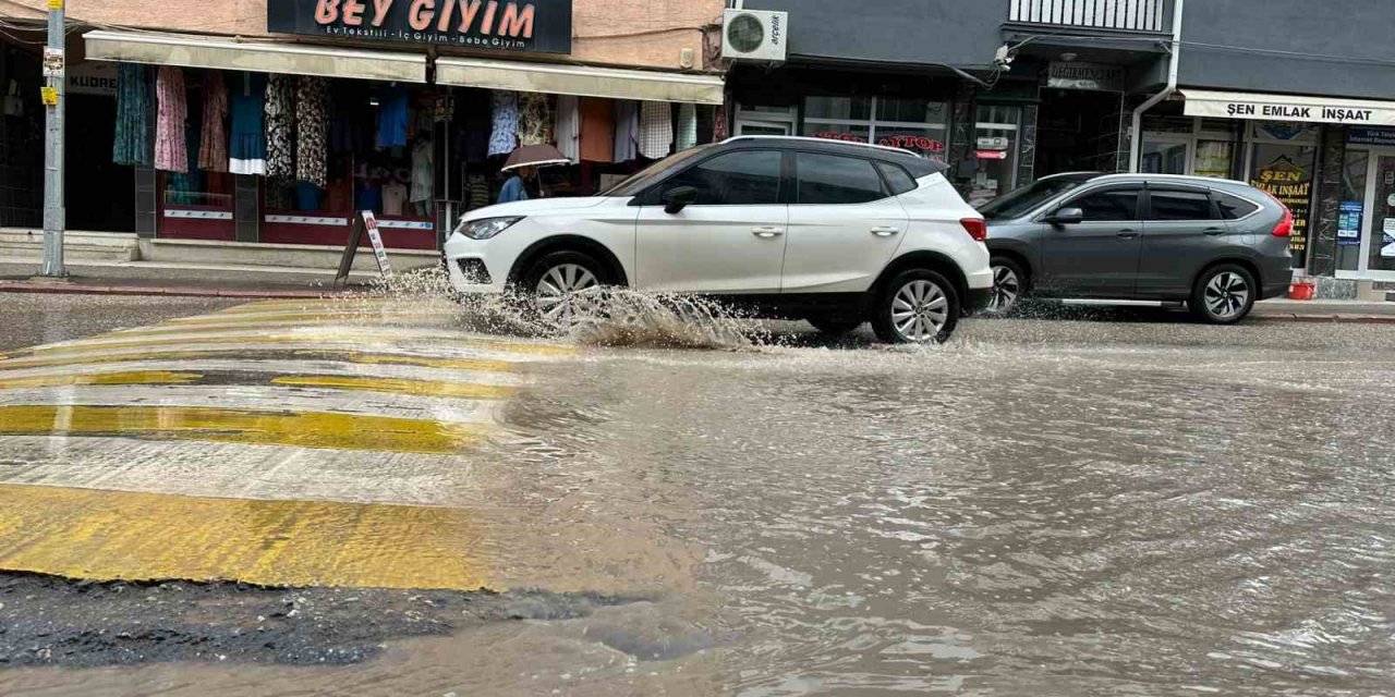 Caddelerde biriken sular sürücülere ve yayalara zor anlar yaşattı