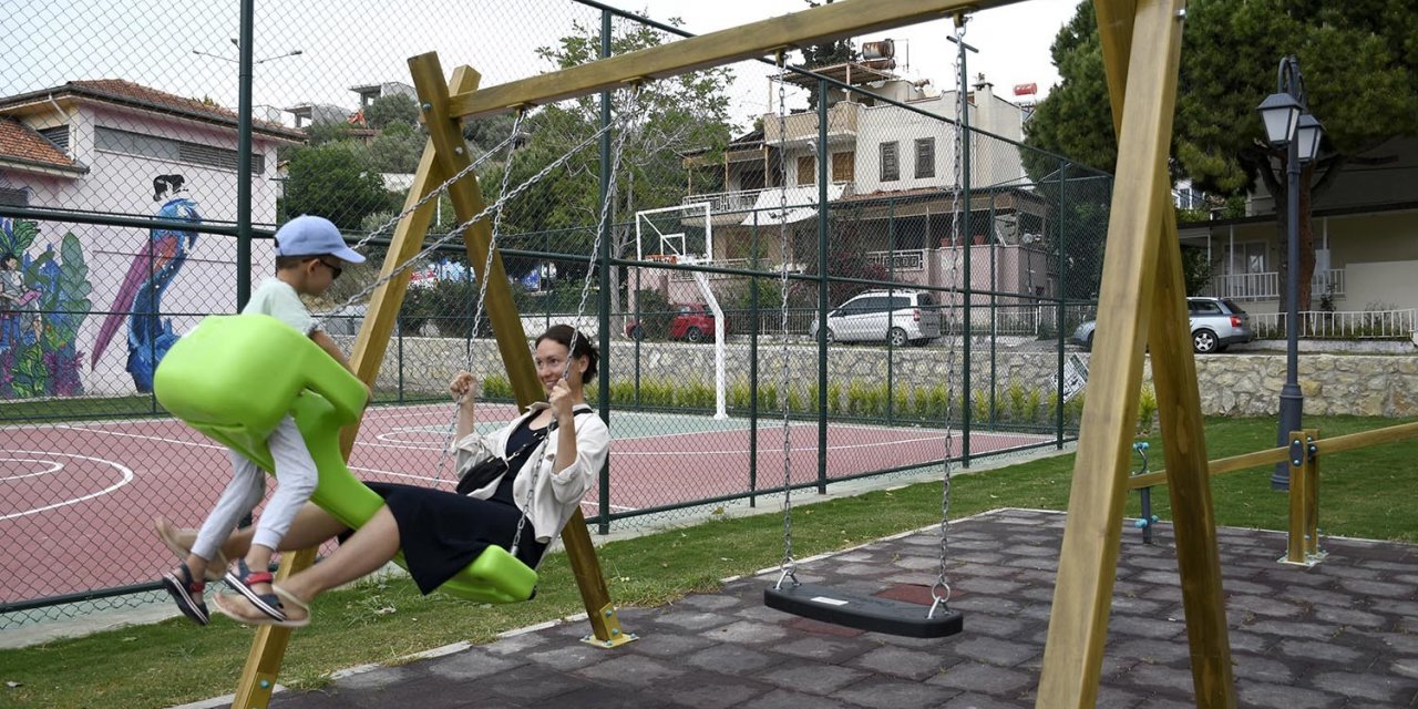Kuşadası Belediyesi’nden parklara özel salıncak