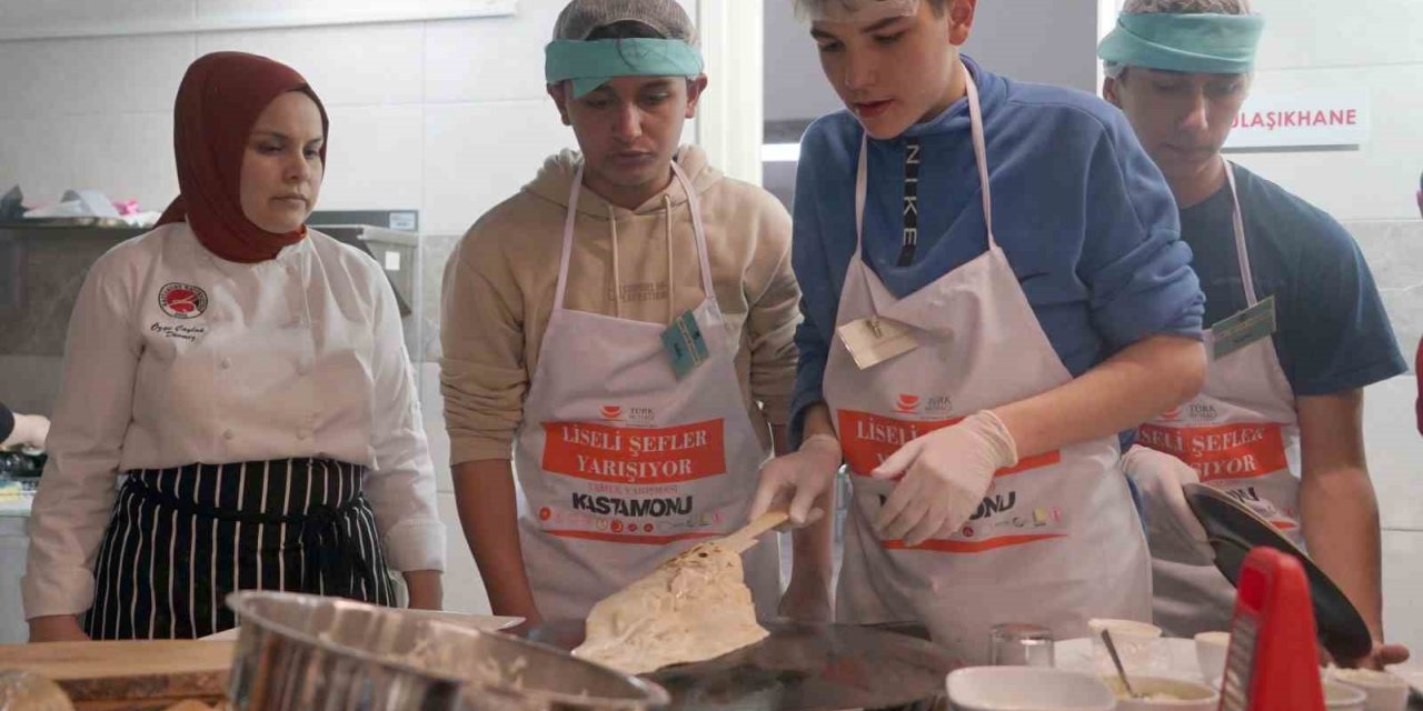 Liseli öğrenciler mutfakta hünerlerini sergilemek için yarışıyor