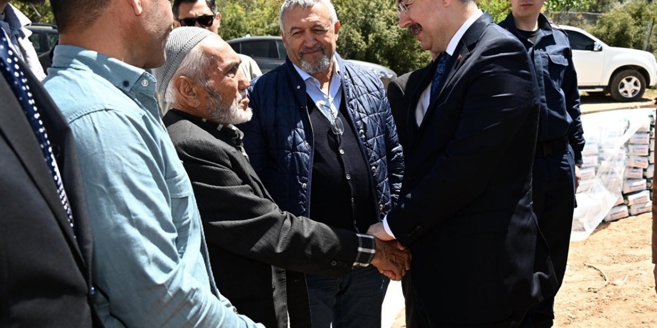Vali Yılmaz: “Devlet olarak depremzede vatandaşlarımızın kalıcı konutlara kavuşması için var gücümüzle çalışıyoruz”
