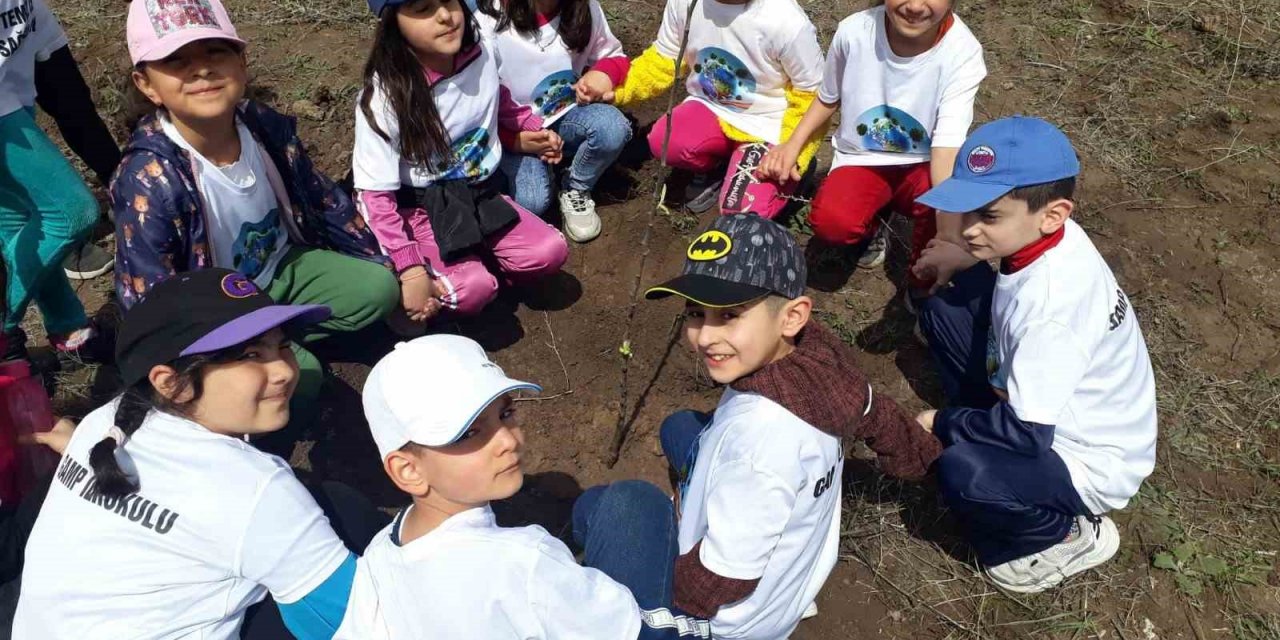 Kars’ta öğrencilerden anlamlı fidan dikimi