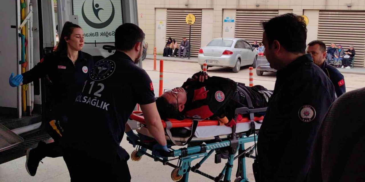 Minibüsle çarpışan motosikletli polis yaralandı