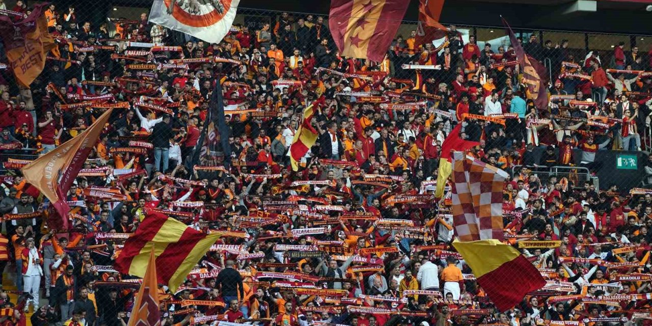 Galatasaray taraftarından kombine yenilemeye yoğun ilgi