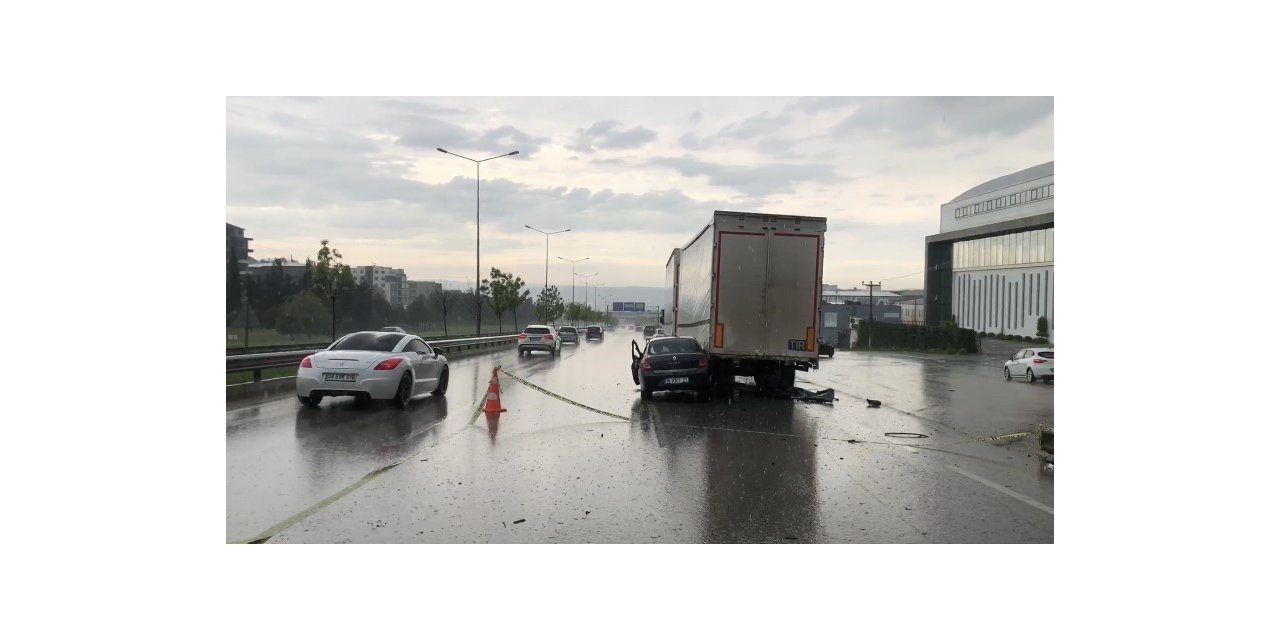 Bursa’da feci kaza, otomobil tıra ok gibi saplandı: 2 yaralı