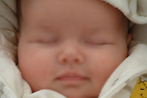 Sarışın diye bebeğini sokağa attı