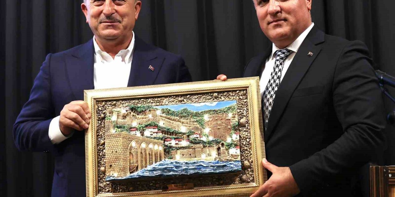 Bakan Çavuşoğlu, emlak ve inşaat sektörü temsilciyle buluştu