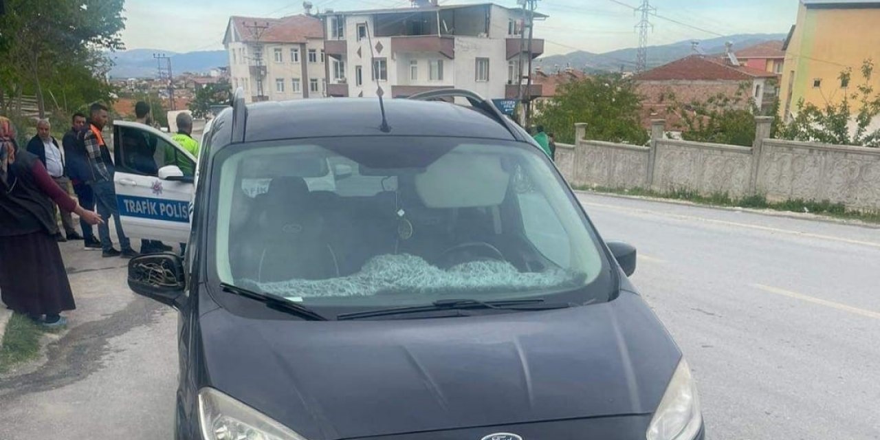 Otomobilin çarptığı yaya yaralandı