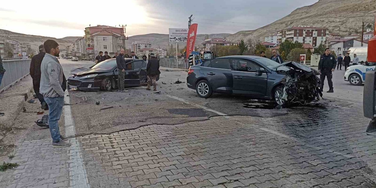 Sivas’ta otomobiller kafa kafaya çarpıştı, sürücülerin burnu bile kanamadı