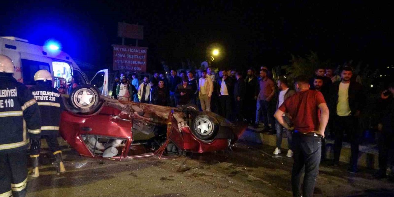 Meraklı kalabalık takla atan aracı el birliğiyle çekiciye yükledi