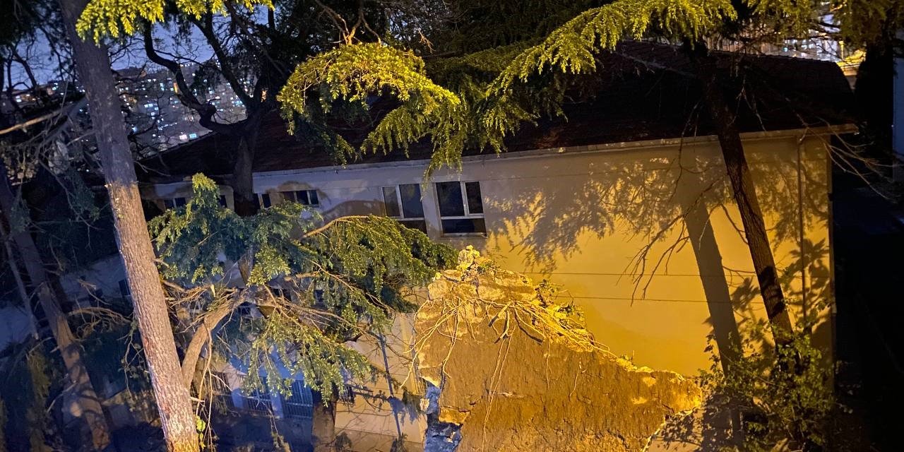 Beyoğlu’nda okul bahçesine istinat duvarı çöktü, 3 bina boşaltıldı