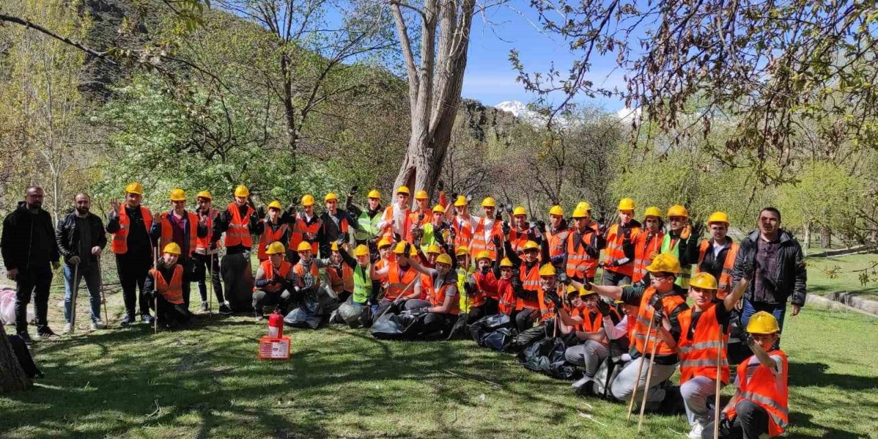 Liseli öğrenciler mesire alanında ki çöplere duyarsız kalmadı