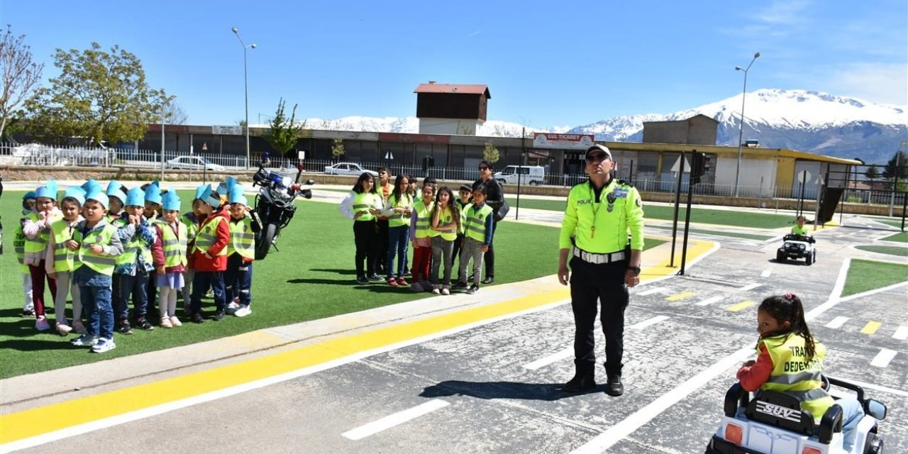Gözleriniz yolda, gönlünüz darda kalmasın