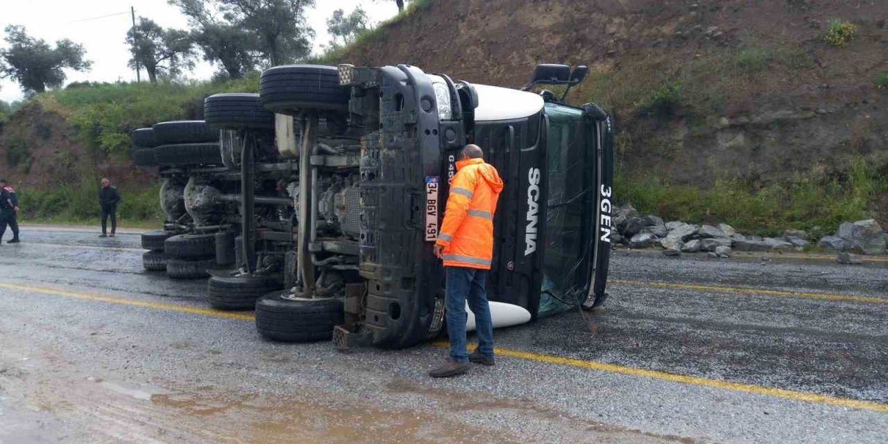Virajı alamayan taş yüklü kamyon devrildi: 1 yaralı
