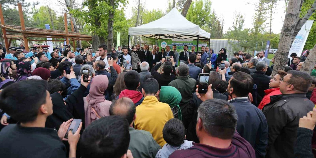 Bakan Akar’a Büyükşehir Pikniğinde yoğun ilgi