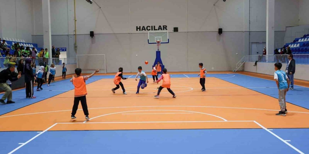 Hacılar Kapalı Spor Salonu ilk etkinliğe ev sahipliği yaptı